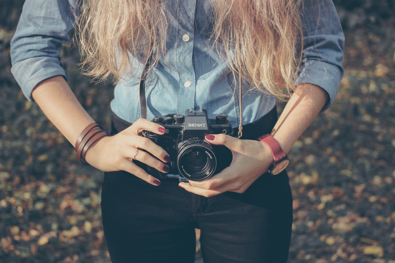 photographe-ENTRAUNES-min_hand-person-girl-woman-camera-photography-614-pxhere.com